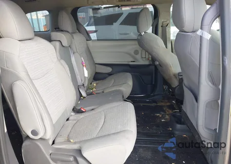 2021 Toyota Sienna Le z USA, uszkodzony, nr VIN 5TDBRKEC0MS073840